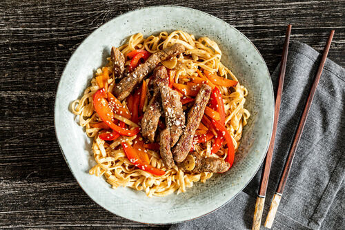 Schnelle Vollkorn-Mie mit Garnelen mit Gemüse und würziger Ingwersauce