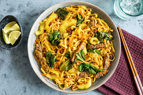 V: Malaysischer Bio-Rindfleisch-Wok mit Pak Choi und breiten Vollkornnudeln
