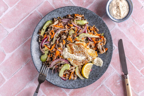 Zarter Seehecht mit Meerrettichsauce und lauwarmem Linsen-Gemüse-Salat