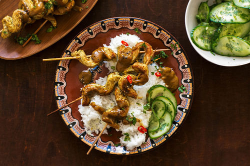 Hähnchensatay mit Jasminreis und asiatischem Gurkensalat