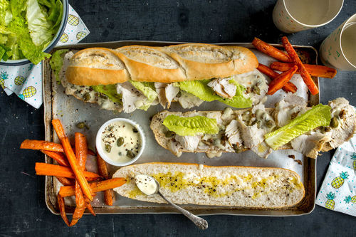 Knuspriges Hähnchensandwich mit Kaperncreme und Karottenpommes