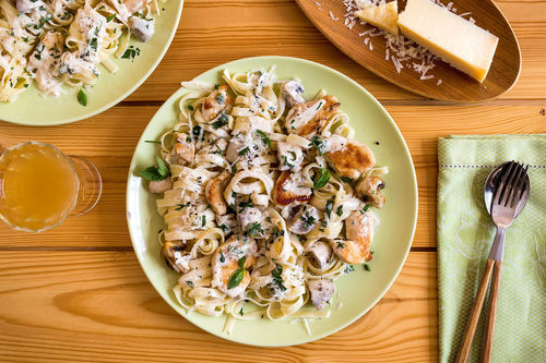 Schnelle Bio-Hähnchen-Tagliatelle in cremiger Champignon-Kräuter-Sauce