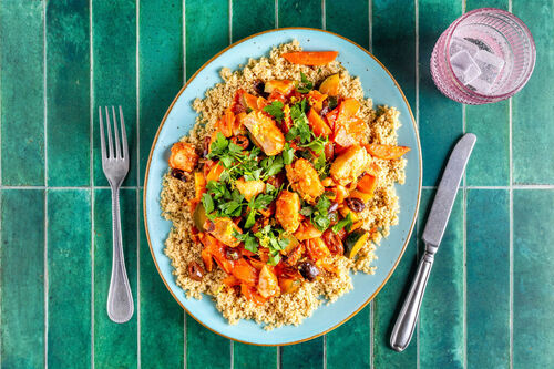 Seelachs in Tomaten-Oliven-Sauce mit Zucchini und Karotte auf Couscous