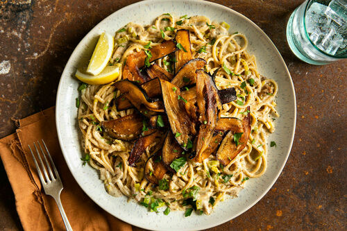 Vegane Spaghetti Carbonara-Style mit Auberginen-„Bacon“