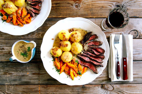 Rindersteak mit Miniklößen und zarten Petersilien-Karotten