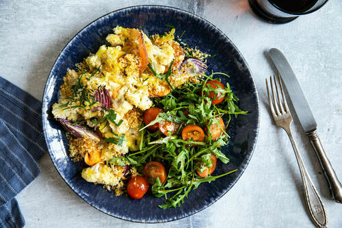 Blumenkohl-Süßkartoffel-Auflauf vegan mit Rucola-Tomaten-Salat