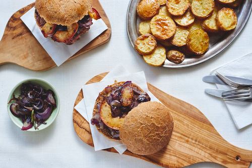 Vollkorn-Rindfleischburger mit Rosmarinzwiebeln und Apfel