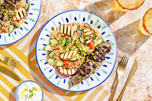 Bio-Lammspieße mit Minzedip auf Couscoussalat mit Nektarine und Pistazien