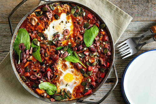 Shakshuka mit Oliven und Ei mit Paprika, Bohnen und Kürbiskernen