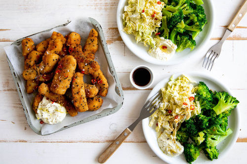 Fish Bites mit Wasabi-Dip dazu Chinakohlsalat und Brokkoli