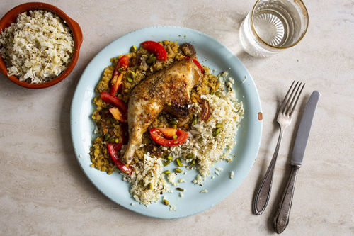 Orientalische Hähnchenkeulen mit roten Linsen auf Blumenkohlreis