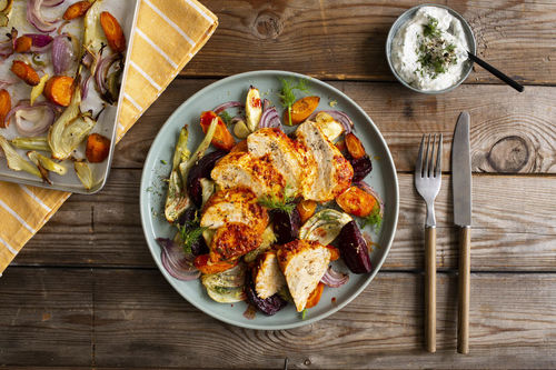 Zartes Hähnchen mit Dillcreme auf buntem Ofengemüsesalat