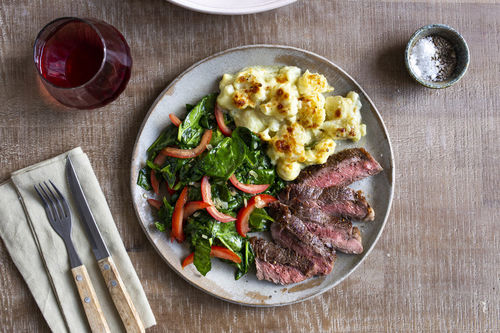 Saftige Rindersteaktranchen an gratiniertem Blumenkohl und Spinat