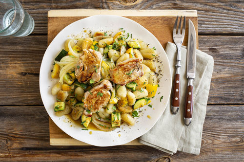 Schweinemedaillons mit Zitrone auf Gnocchi-Zucchini-Pfanne