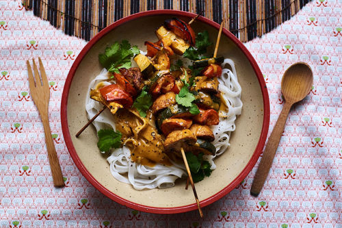Indonesische Gemüsespieße mit Sataysauce und Reisnudeln