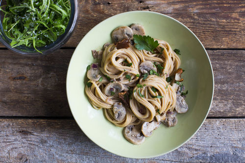 Champignon-Steinpilz-Pasta mit feinem Rucola-Käse-Salat