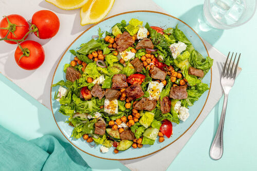 Kichererbsen-Feta-Salat mit Rindfleisch mit Gurken, Tomaten und Petersilie