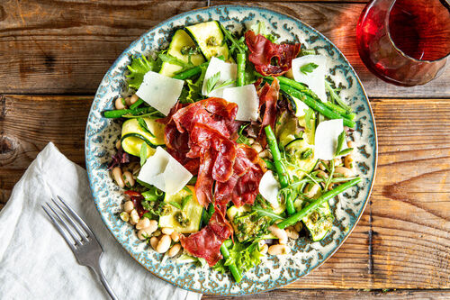 Zucchini und Bohnen mit Serrano mit Petersilien-Kapern-Dressing und Käse