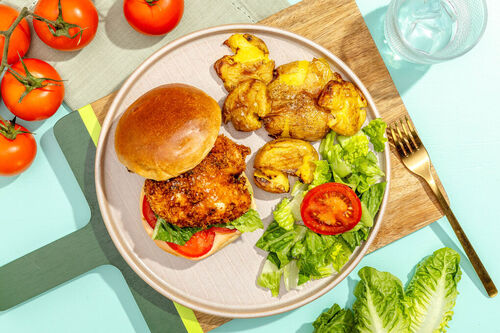 Hähnchenburger mit Tomate und Salat dazu Quetschkartoffeln aus dem Ofen