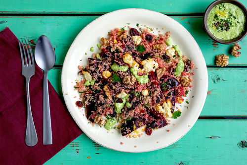 Rote-Bete-Quinoa mit Cranberry dazu gebackener Feta und Nüsse
