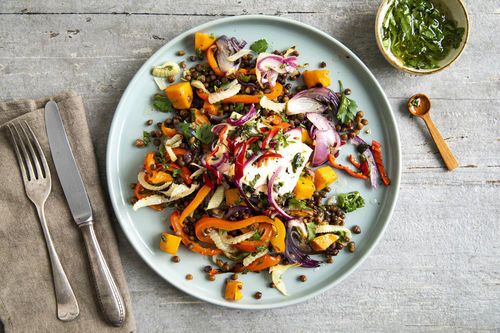 Oregano-Knoblauch-Feta an Linsensalat mit buntem Ofengemüse