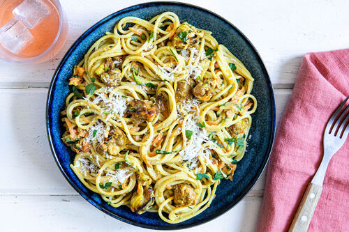 Vollkornspaghetti al pollo in cremiger Zucchini-Möhren-Sauce