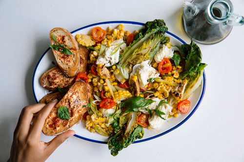 RS Gegrillter Salat mit Mozzarella und Mais dazu geröstetes Brot mit Tomatenbutter
