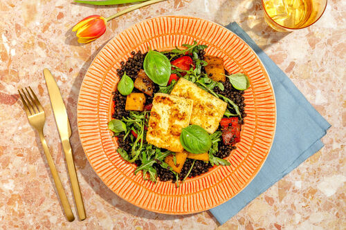 Mediterraner Linsensalat mit Grillkäse mit Paprika, Peperoni und Basilikum