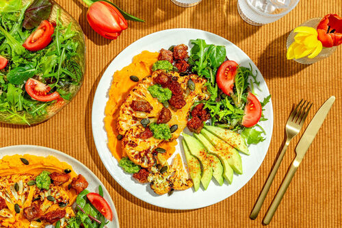 Blumenkohl Tex-Mex-Style mit Veggie-„Chorizo“ an Süßkartoffelpüree und Wildkräutersalat