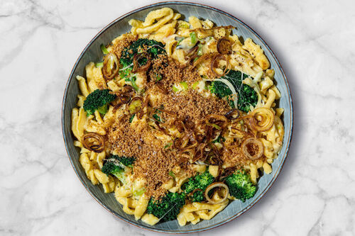 Käsespätzle mit Knuspertopping mit Brokkoli und gebratenem Lauch
