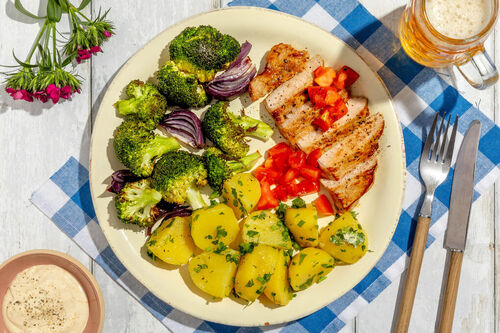 Zitroniges Schweinerückensteak mit Salzkartoffeln, Brokkoli und Tomate