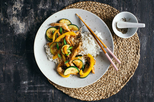 Hähnchen chinesische Art mit Hoisin-Pfeffer-Sauce und Gemüse