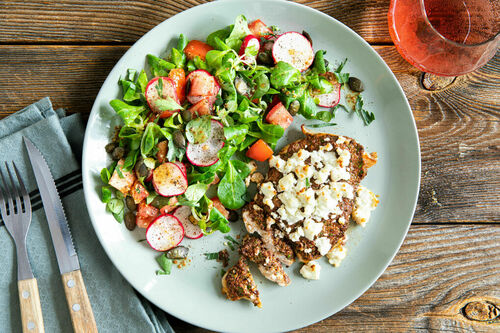 Bio-Hähnchen mit Feta und Olivencreme dazu bunter Salat mit Kürbiskernen