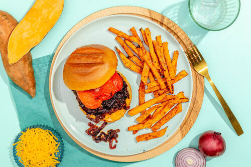 Vegetarischer Chili-Cheeseburger mit Paprika und würzigen Süßkartoffelpommes