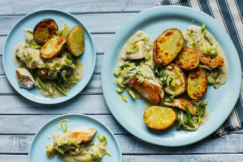 Hähnchenmedaillons in Senfrahm mit Lauch und gerösteten Kartoffeln