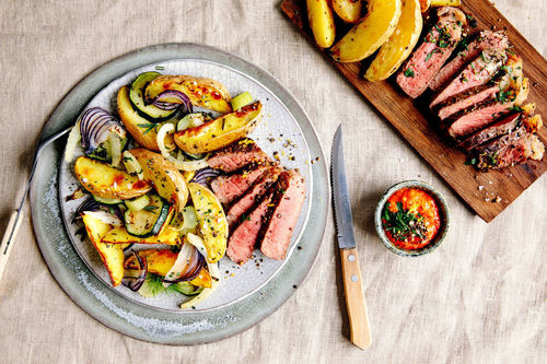 Steakstreifen mit Paprikarelish und mediterranem Ofengemüse