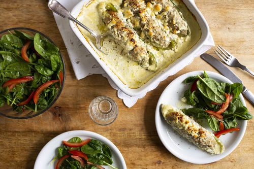 Gefüllte Schmorgurke mit Hack und Käse, dazu Spinatsalat