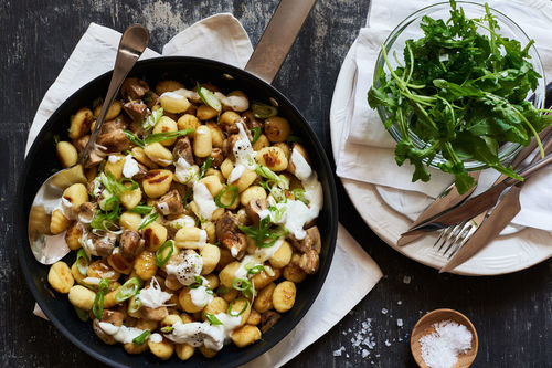 RESHOOT Schnelle Gnocchi-Champignon-Pfanne serviert mit Limetten-Creme und Rucolasalat