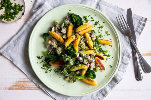 Schupfnudeln mit Schinken und grünem Gemüse in cremiger Sauce