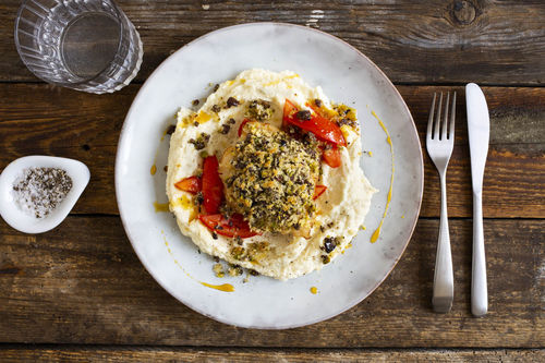 Kabeljau mit Pistazien und Oliven auf cremigem Petersilienwurzel-Sellerie-Püree