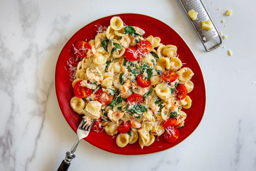 Orecchiette mit Räucherlachs in cremiger Spinat-Tomaten-Sauce
