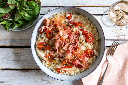 Serrano-Tomaten-Risotto mit Zitronenthymian und gemischtem Salat