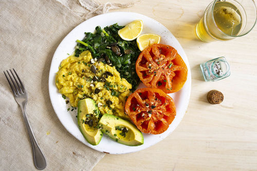 Veganes „Rührei“ mit Grilltomate mit cremigem Spinat und Avocado