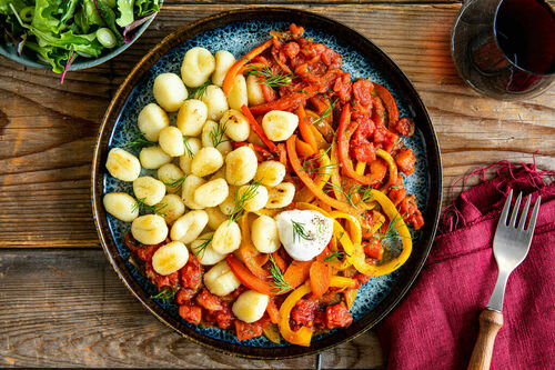 Paprika-Tomaten-Gnocchi mit Crème fraîche und Salat