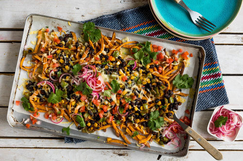Süßkartoffelpommes Nacho-Style überbacken mit buntem Gemüse und Käse