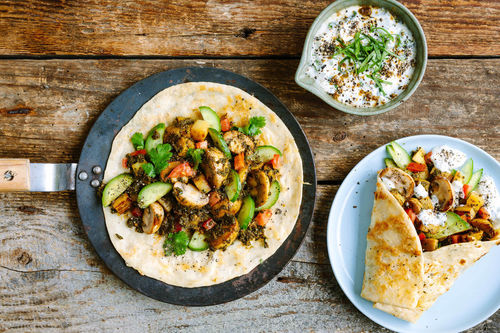 Indische Tikka-Gemüse-Wraps mit Koriander-Minz-Joghurt