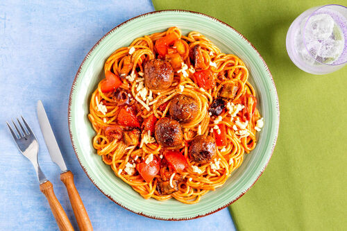 Vegane Hackbällchen-Vollkornpasta mit würziger Miso-Gemüsesauce