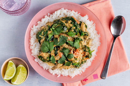 Veganes Austernpilz-Cashew-Curry mit Spinat serviert auf Vollkornreis