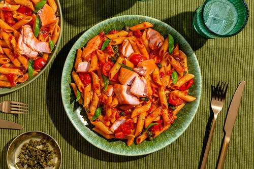 Penne mit saftigem Stremellachs und frittierten Kapern