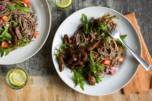 Vietnamesisches Rindfleisch auf lauwarmem Rucola-Sobanudelsalat